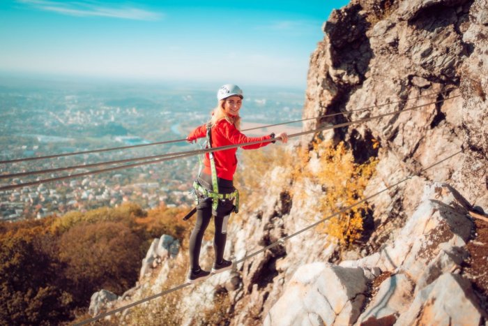 Ilustračný obrázok k článku Užite si adrenalín na ferrate na Zobore: KOĽKO zaplatíte za požičanie lezeckého setu?