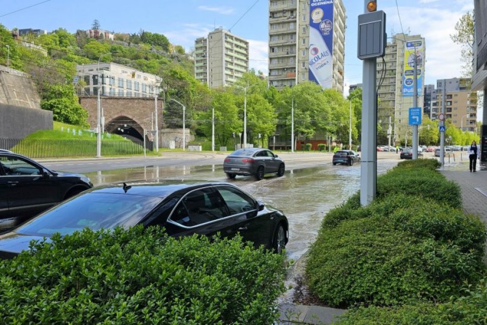 Ilustračný obrázok k článku Havária vodovodu v Starom meste: Autá a autobusy museli odkloniť