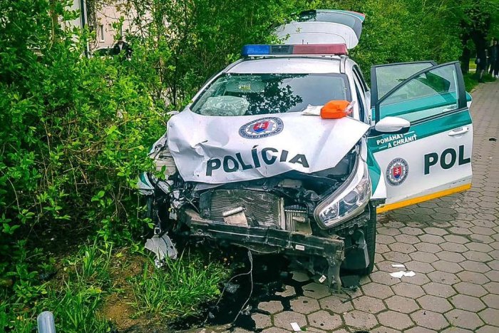 Ilustračný obrázok k článku Rozbitá policajná KIA aj zranení: Vážna nehoda paralyzovala križovatku v Nitre