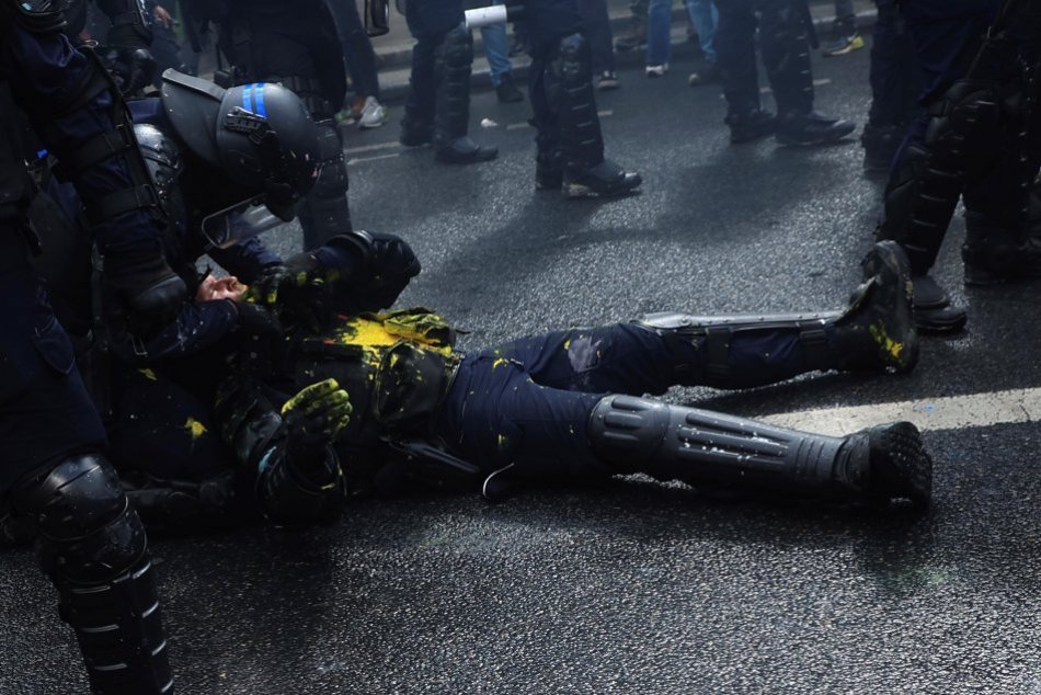 Ilustračný obrázok k článku Prvomájové PROTESTY vo Francúzsku sa vymkli kontrole: Viac ako 100 policajtov sa zranilo, FOTO