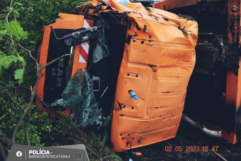 Ilustračný obrázok k článku Nové INFO o nehode smetiarskeho auta v Lučenci: Zranili sa 3 ľudia, jeden ŤAŽKO, FOTO