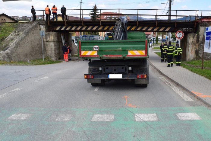 Ilustračný obrázok k článku KURIOZITA na ceste: V Sabinove vodič nesklopil hydraulickú ruku a narazil do mosta, FOTO