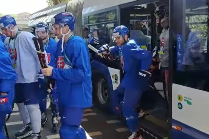 Ilustračný obrázok k článku To musíte VIDIEŤ: Slovenskí hokejisti jazdia na tréningy autobusom MHD! VIDEO