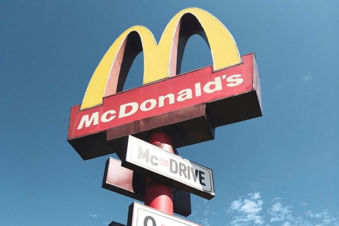 Ilustračný obrázok k článku Štvorročné dievčatko POPÁLILI kuracie nugetky: Rodičia ZAŽALOVALI McDonald's!
