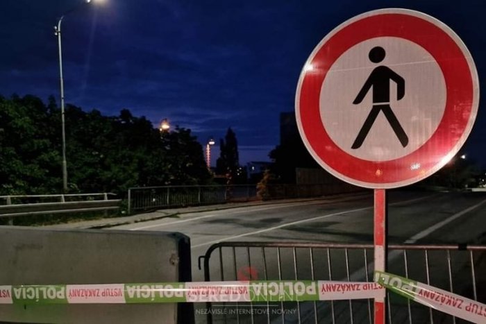 Ilustračný obrázok k článku Na moste v Seredi osadili pevné ZÁBRANY: Situáciu v okolí monitoruje aj polícia