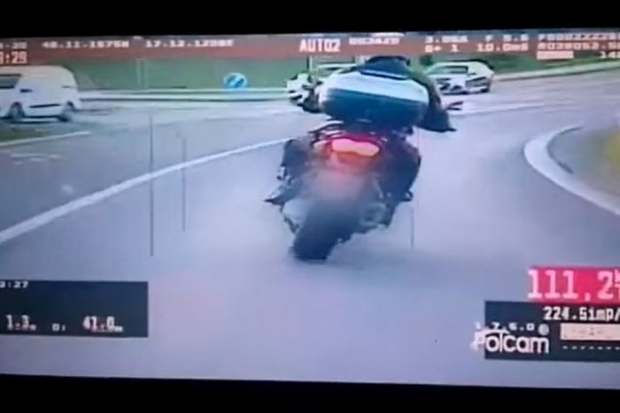 Ilustračný obrázok k článku PREPÍSKOL to: Motorkár DUPOL na plyn aj keď mal za chrbtom policajnú hliadku!