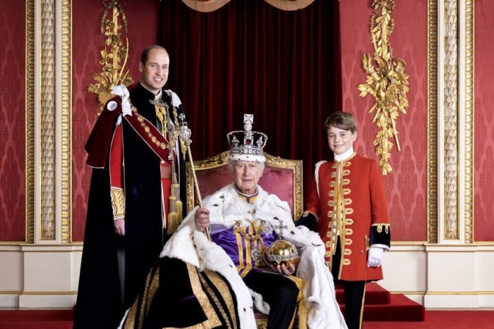 Ilustračný obrázok k článku Kráľ Karol III. má so svojími dedičmi NOVÝ portrét: Pózuje s Williamom a Georgeom, FOTO