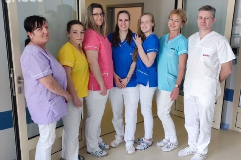Ilustračný obrázok k článku NOVINKA v nemocnici v Komárne: Zamestnancov rozoznáte podľa FAREBNEJ uniformy
