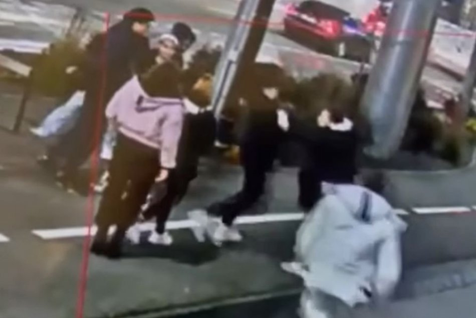 Ilustračný obrázok k článku SUROVÝ útok pred nákupným centrom: Agresívny muž napadol mladíka!