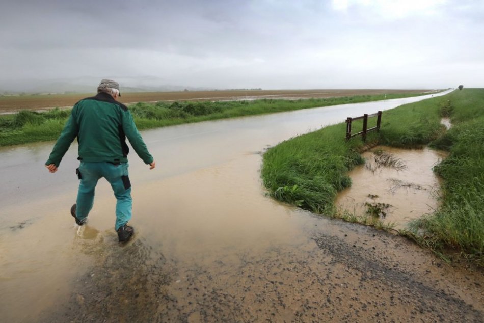 Ilustračný obrázok k článku Výdatné dažde vystrašili obyvateľov: Stúplo aj koryto rieky vo Zvolenskej Slatine