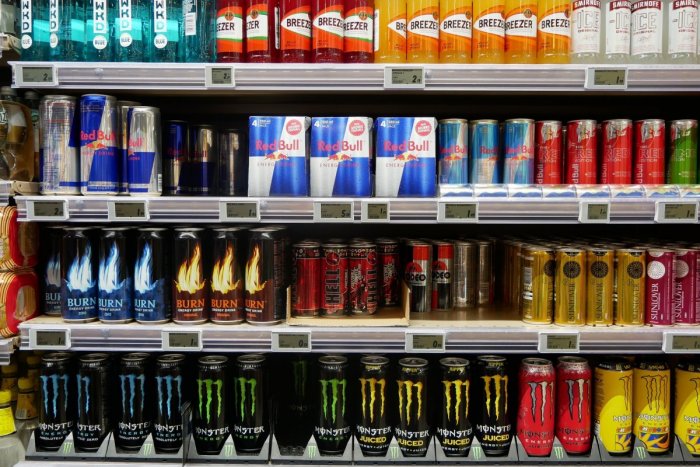 Ilustračný obrázok k článku Mládež môže aj naďalej popíjať energetické drinky: Zákaz predávať ich deťom NEPREŠIEL