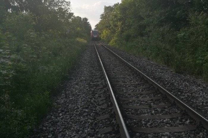Ilustračný obrázok k článku HROZIVÉ okamihy na železnici: Žena kráčala oproti vlaku, odskočiť už NESTIHLA