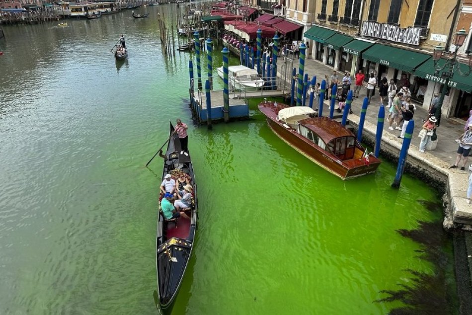 Ilustračný obrázok k článku VIDEO: Voda v Benátkach sa zafarbila na žiarivú ZELENÚ! Ide o úmyselný čin aktivistov?