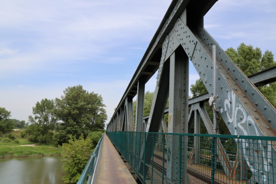 Ilustračný obrázok k článku Rozbehli veľké pátranie: Niekto z lávky železničného mosta UKRADOL dočasné osvetlenie