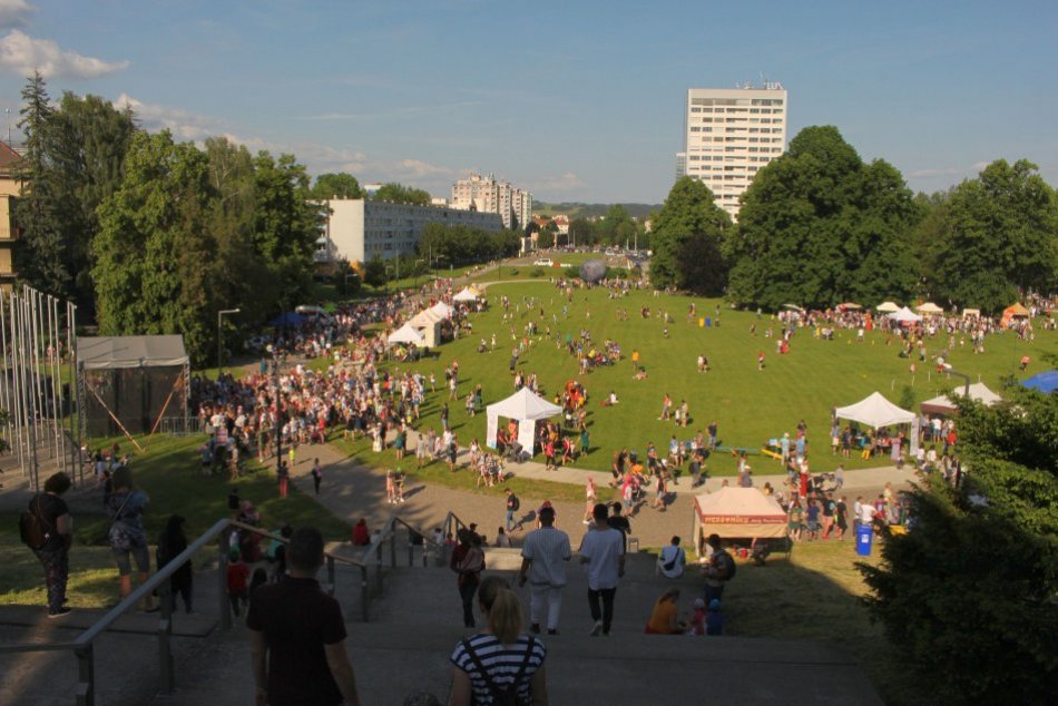 Ilustračný obrázok k článku TOP 15 akcií 1. júnového VÍKENDU v Bystrici: Lákajú TRHY, oslavy MDD aj FESTIVAL piva