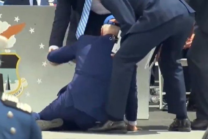 Ilustračný obrázok k článku Joe Biden SPADOL priamo na pódiu: Dav stíchol, dvíhali ho niekoľkí ochrankári, VIDEO