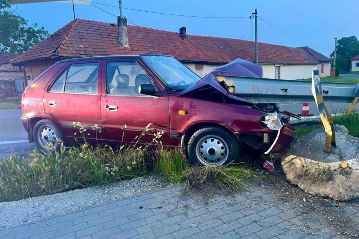 Ilustračný obrázok k článku V Dražovciach vrazilo auto do zvodidiel: Šoféroval 85-ročný muž pod vplyvom alkoholu