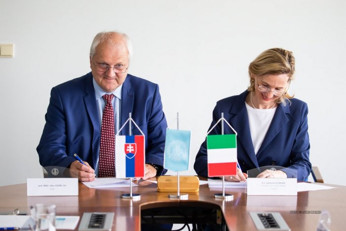 Ilustračný obrázok k článku UKF rozbehla MEDZINÁRODNÚ spoluprácu: Podpísala memorandum s Talianskom
