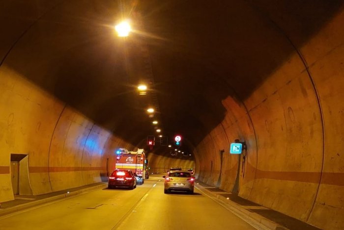 Ilustračný obrázok k článku Vodiči, pozor na problémy v Tuneli Sitina! Zrazili sa tam TRI autá