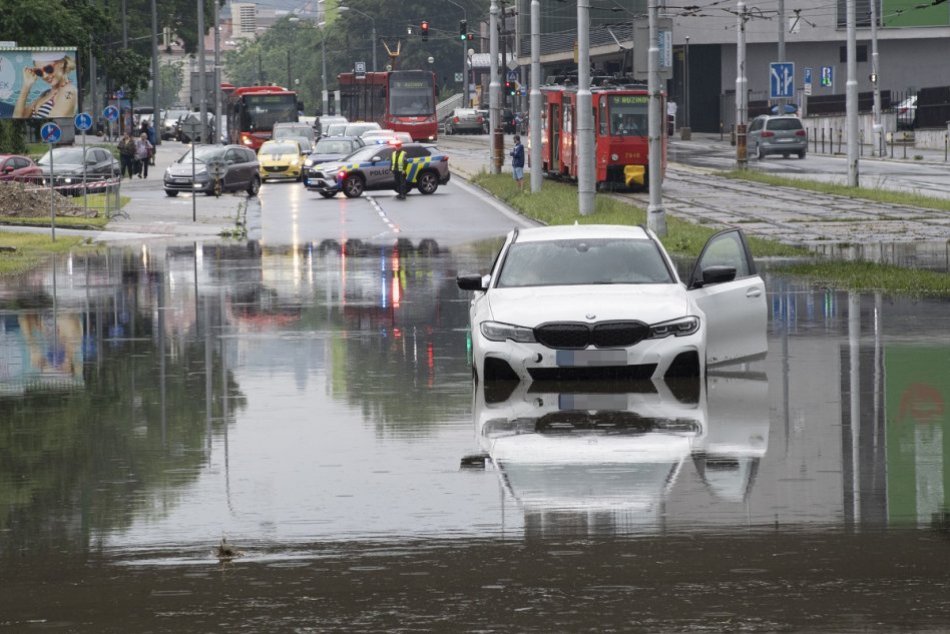 Ilustračný obrázok k článku POTOPA v Bratislave skomplikovala dopravu: Viaceré ulice zaplavila voda, FOTO