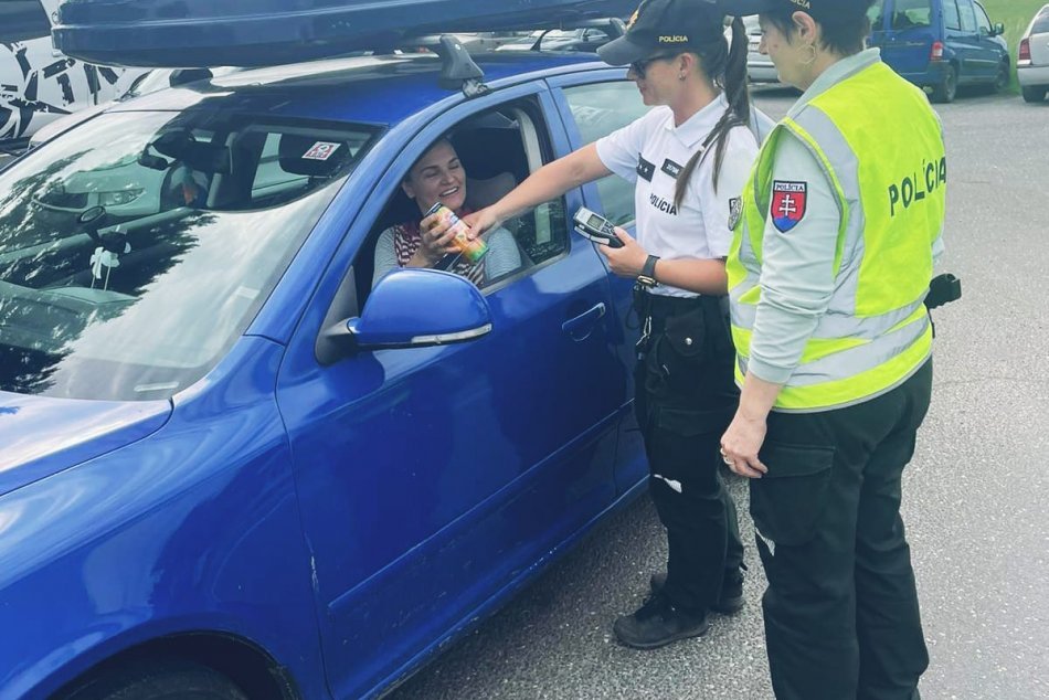 Ilustračný obrázok k článku Lučeneckí vodiči milo PREKVAPILI: Po policajnej kontrole sa dočkali ODMENY, FOTO