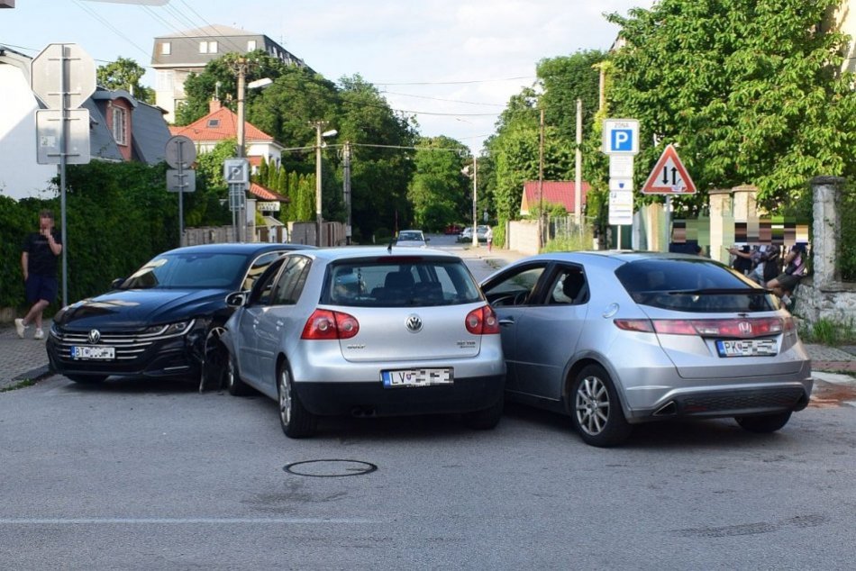 Ilustračný obrázok k článku V Trnave sa zrazili TRI autá: Zranená vodička skončila v nemocnici, FOTO