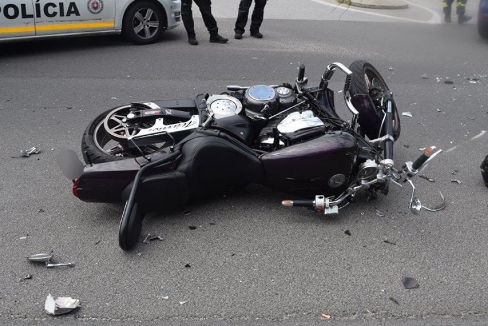 Ilustračný obrázok k článku Nedal mu prednosť: Zranený motorkár skončil po nehode v NEMOCNICI