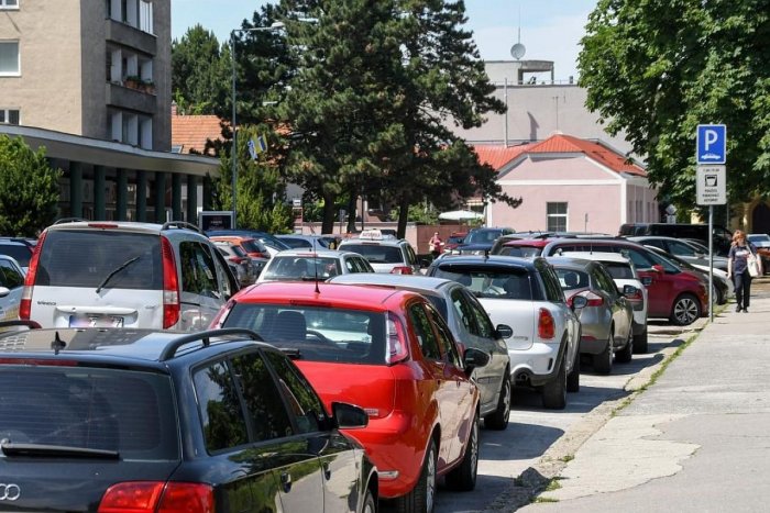 Ilustračný obrázok k článku Piešťany pripravujú NOVÚ parkovaciu politiku: Mesto dá prednosť domácim