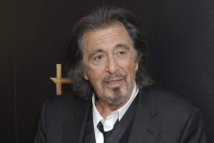 Ilustračný obrázok k článku Osemdesiatnik Al Pacino má syna: Je to NADRŽANÝ STARČEK, šokovala známa komička