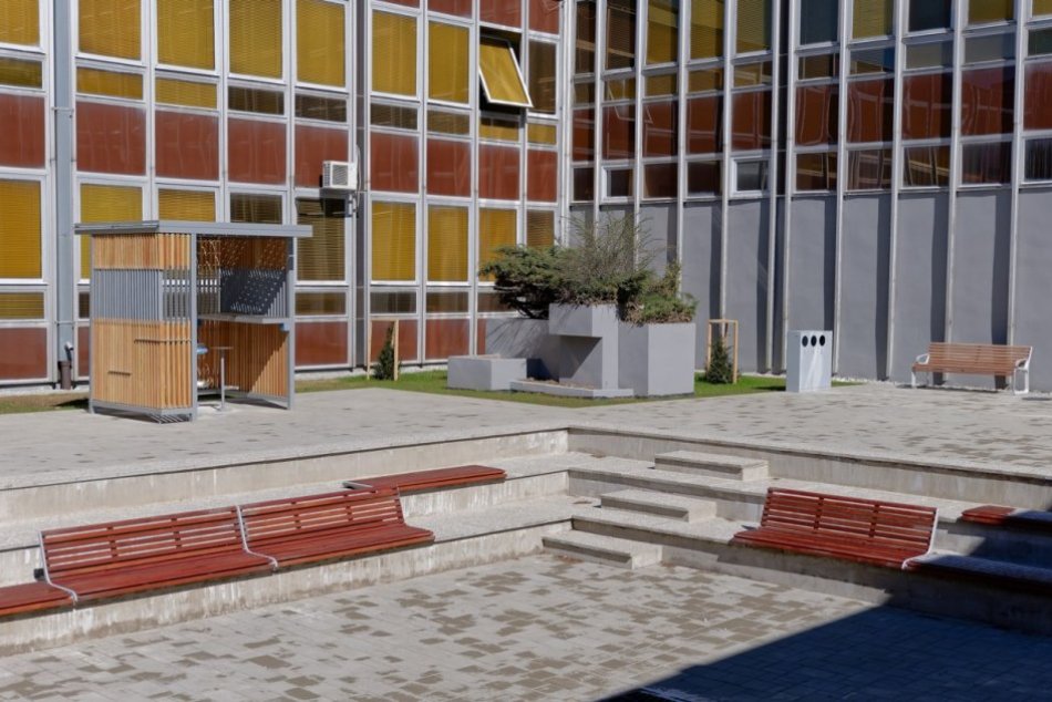 Ilustračný obrázok k článku Štýlový malý amfiteáter i ďalšie novinky: Pri univerzite TAKTO obnovili átriá, FOTO