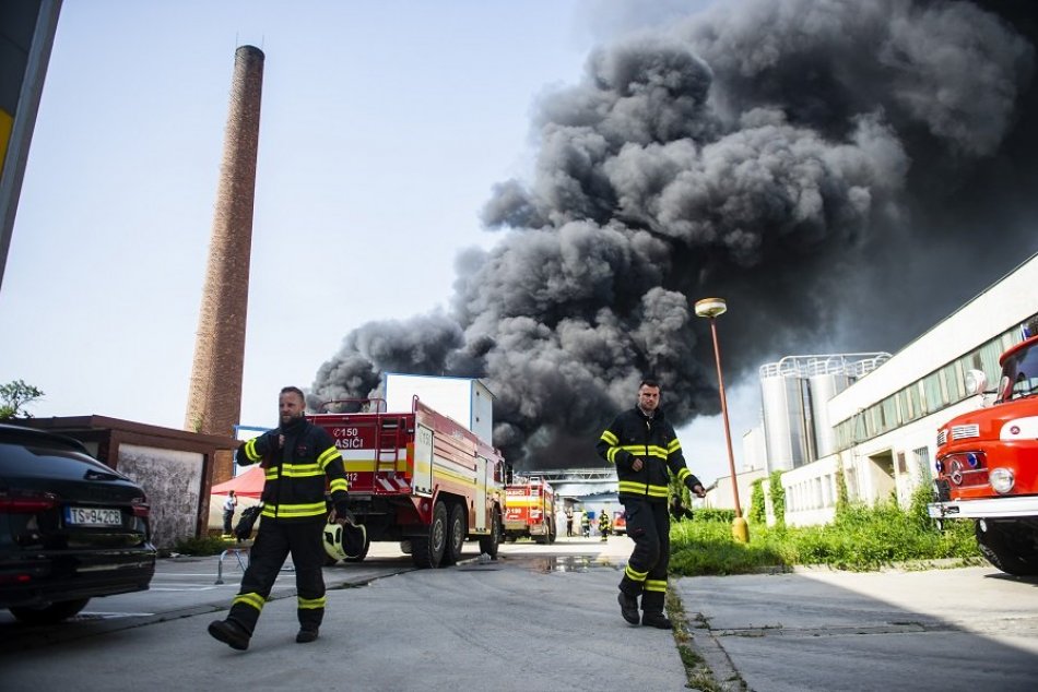 Ilustračný obrázok k článku Hustý dym a OBROVSKÉ plamene! V jednej z firiem v Rovinke vypukol rozsiahly požiar