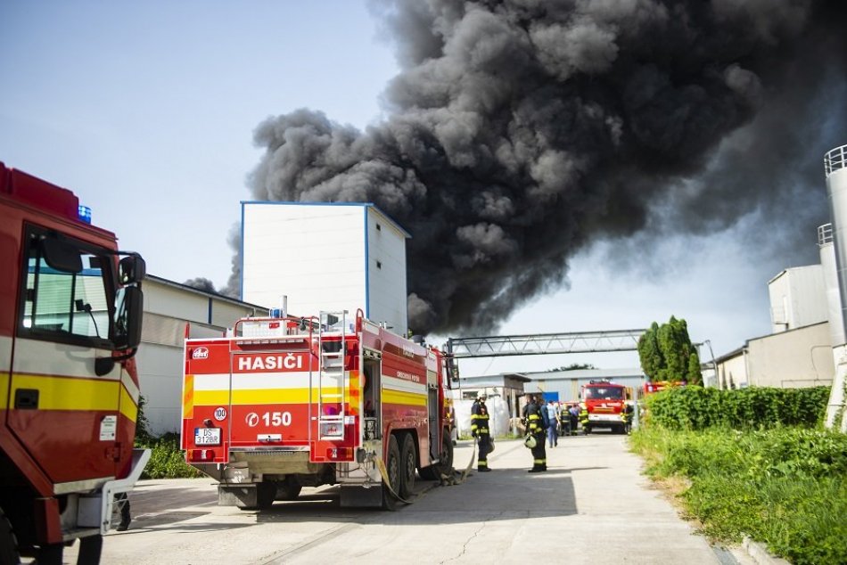 Ilustračný obrázok k článku POŽIAR zachvátil bioplynovú stanicu: Zasahujú desiatky hasičov, ŠKODY sú OBROVSKÉ