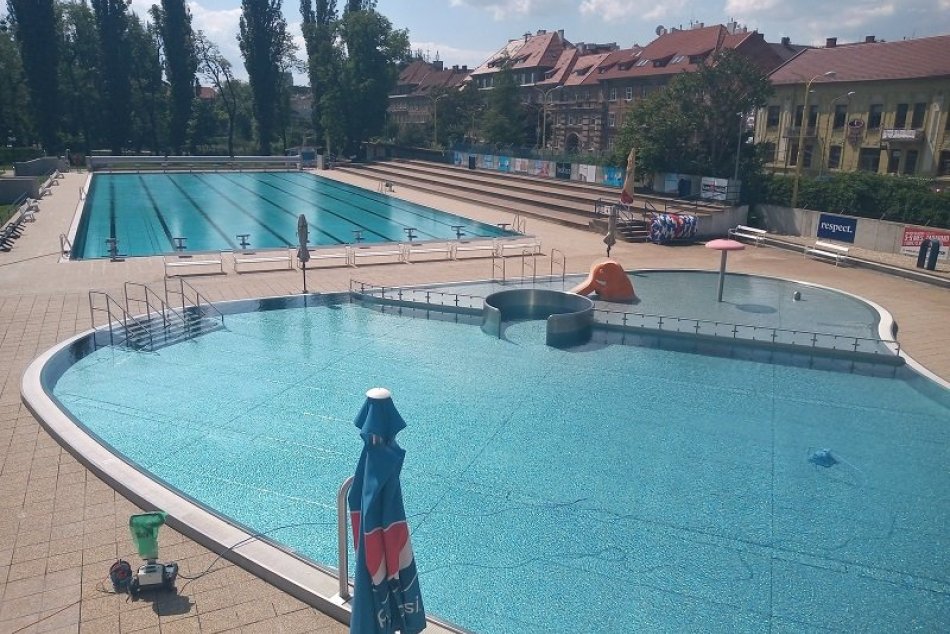 Ilustračný obrázok k článku Bazény sú pripravené: Kúpalisko Rumanova spustilo letnú sezónu, vstupné zdraželo. A čo ďalšie?