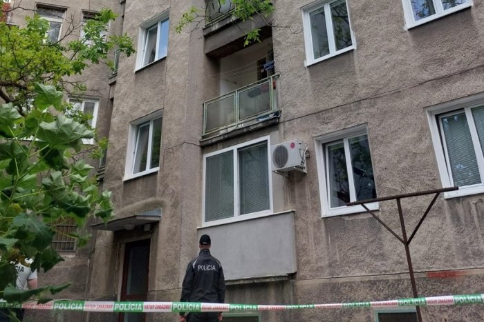 Ilustračný obrázok k článku HROZNÝ NÁLEZ v Bratislave: Pred domom ležalo bezvládne telo muža, mal vyskočiť z okna