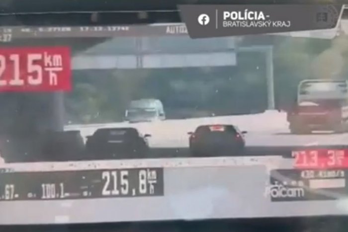 Ilustračný obrázok k článku ŠIALENE rýchla jazda šokovala aj policajtov: Auto sa okolo nich prehnalo 215 km/h!
