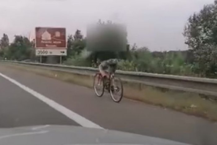 Ilustračný obrázok k článku Nezodpovedný HAZARD so životom: Cyklista sa preháňal priamo po diaľnici, VIDEO