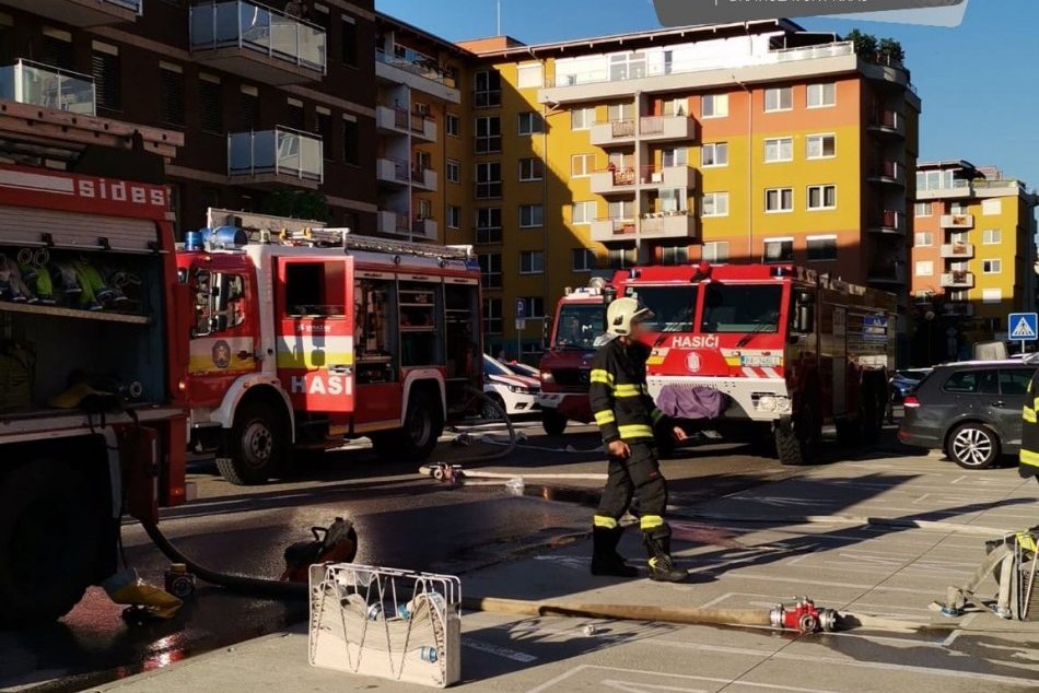 Ilustračný obrázok k článku V bytovke na Lužnej ulici došlo k požiaru! Polícia v Petržalke evakuovala ľudí, FOTO