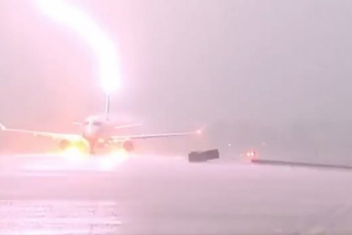 Ilustračný obrázok k článku VIDEO: Do lietadla plného cestujúcich udrel blesk! ČO sa môže stať, keď už ste na palube?