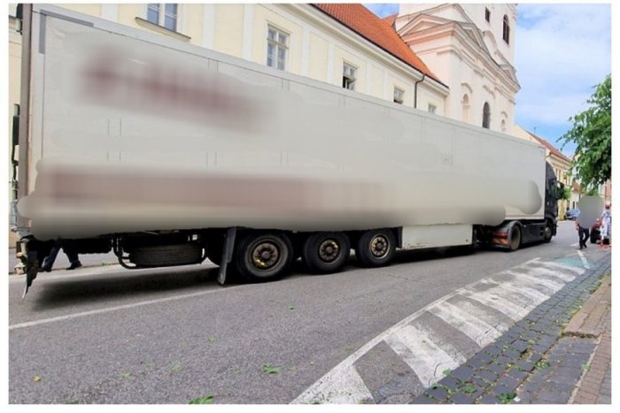 Ilustračný obrázok k článku Český kamionista sa zasekol v centre Trnavy: Zradila ho navigácia