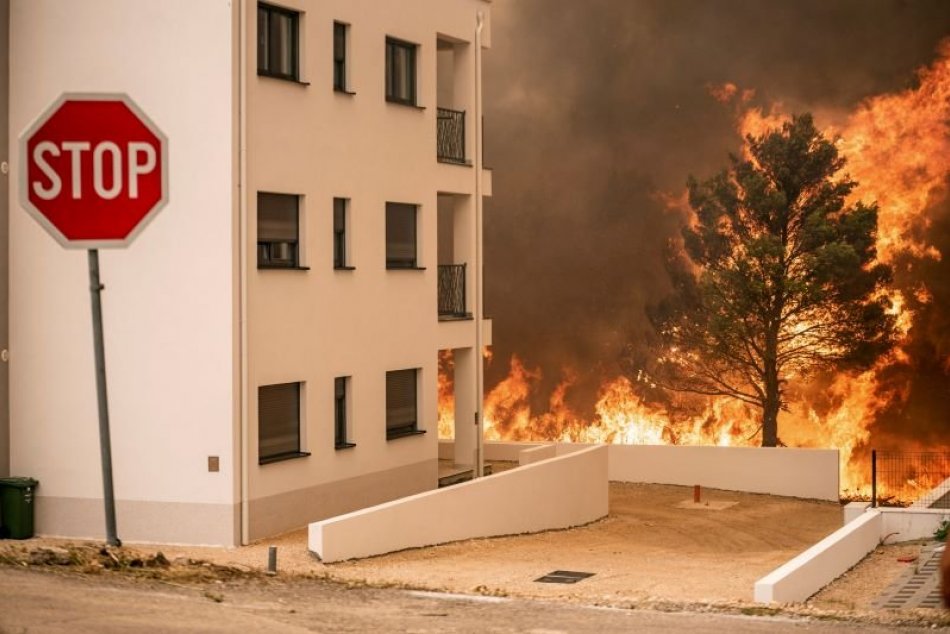 Ilustračný obrázok k článku Chorvátsky hasič zachránil z HORIACEHO domu slovenských turistov: Boli v ňom ženy s deťmi!