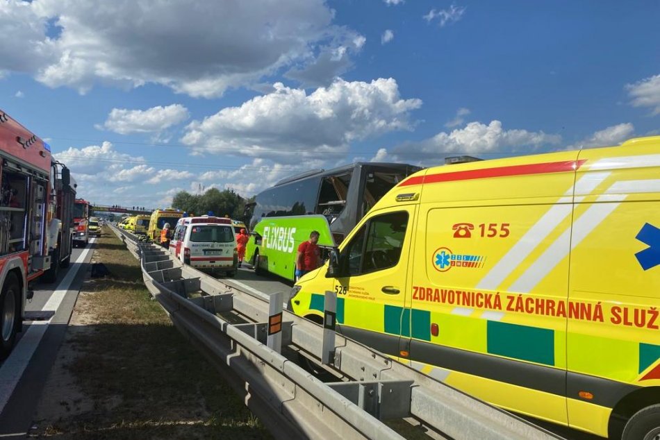 Ilustračný obrázok k článku Na D2 havarovali DVA autobusy, jeden bol slovenskej spoločnosti: 77 zranených a MŔTVY vodič!