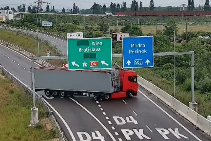 Ilustračný obrázok k článku Vodič kamióna ŠOKOVAL policajtov: Takéto správanie na diaľnici ešte nevideli, VIDEO