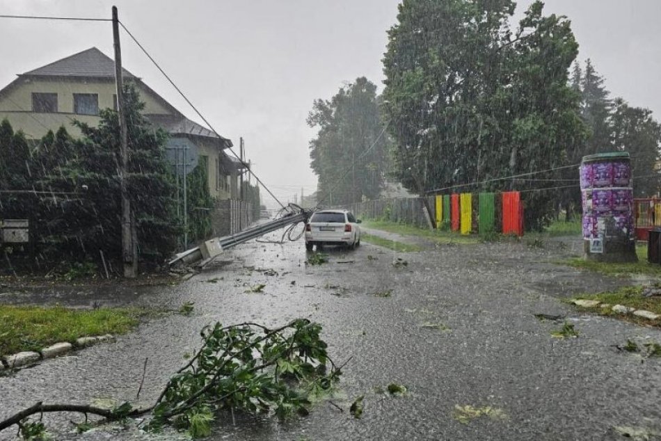 Ilustračný obrázok k článku V Bardejove vyčísľujú škody po silnej búrke: Z futbalového štadióna strhlo strechu tribúny
