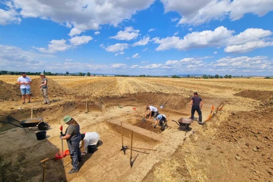 Ilustračný obrázok k článku Vo Vrábľoch sa opäť rozložili archeológovia: Nálezy siahajú do doby kamennej