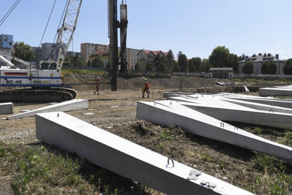 Ilustračný obrázok k článku FOTOZÁBERY z výstavby futbalového štadióna v Prešove: Ako to na mieste vyzerá?