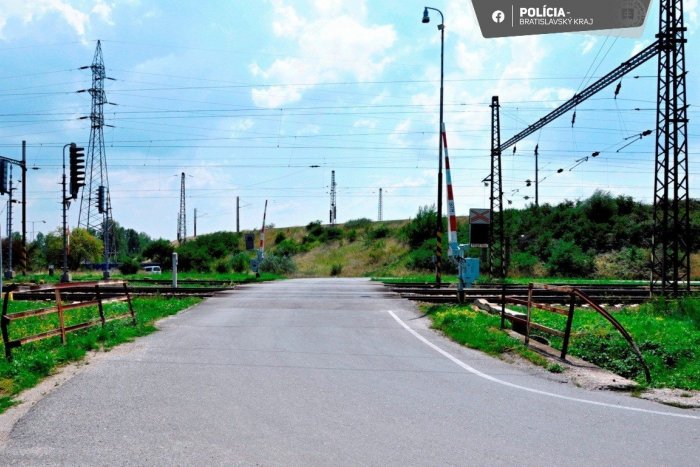 Ilustračný obrázok k článku Šoféri, POZOR! Toto železničné priecestie v Bratislave bude UZAVRETÉ  celý týždeň