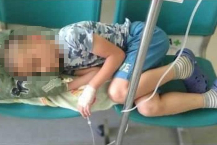 Ilustračný obrázok k článku Šokujúci záber z NEMOCNICE: Chlapcovi je podávaná infúzia v čakárni, leží na stoličkách!