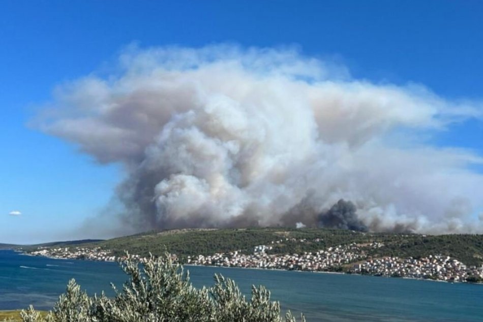 Ilustračný obrázok k článku Dovolenkový RAJ Slovákov je v plameňoch: POŽIAR vypukol na chorvátskom ostrove, FOTO