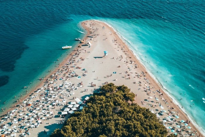 Ilustračný obrázok k článku Budú hitom LETA 2024: Obľúbené chorvátske pláže zaradili medzi TOP v Európe