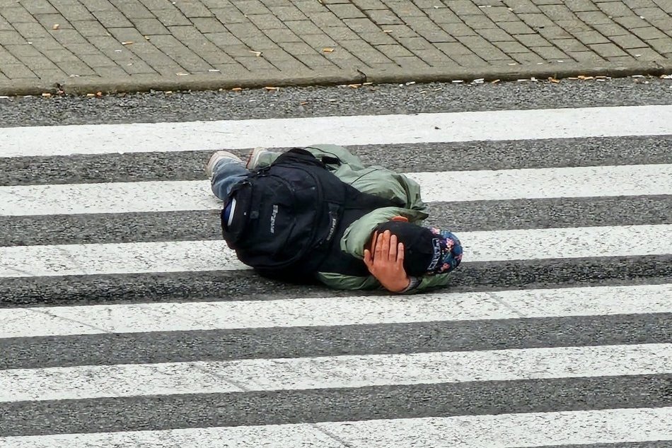 Ilustračný obrázok k článku NESKUTOČNÁ momentka z Bystrice, vodiči neverili: Na priechode vylihoval muž! FOTO